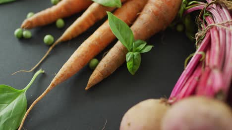 Vídeo-De-Verduras-Frescas-De-Remolacha-Y-Zanahoria-Con-Espacio-Para-Copiar-Sobre-Fondo-Gris