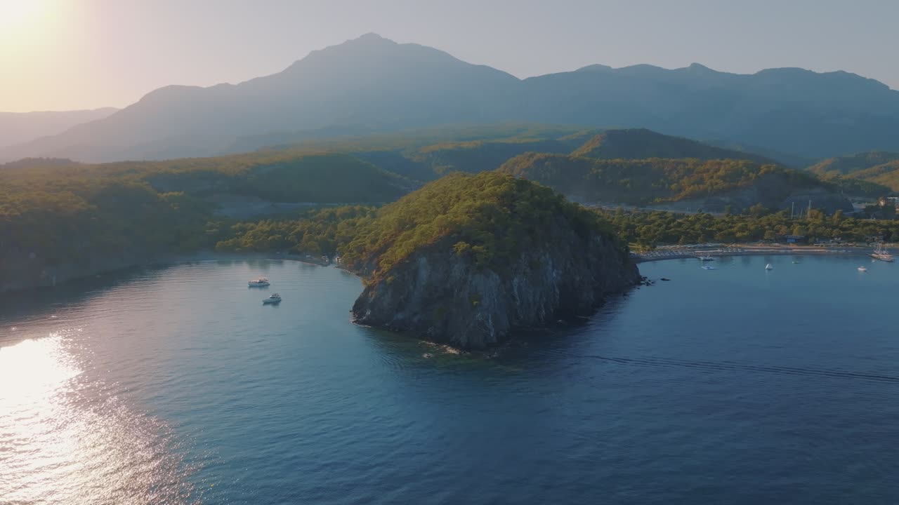 Прибрежный пейзаж с лодками и горами