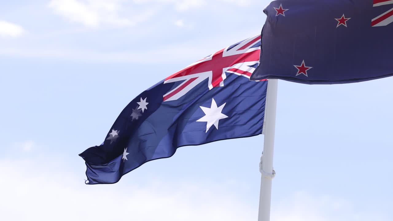 오스트레일리아 와 뉴질랜드 의 발 이 바람 에 부어