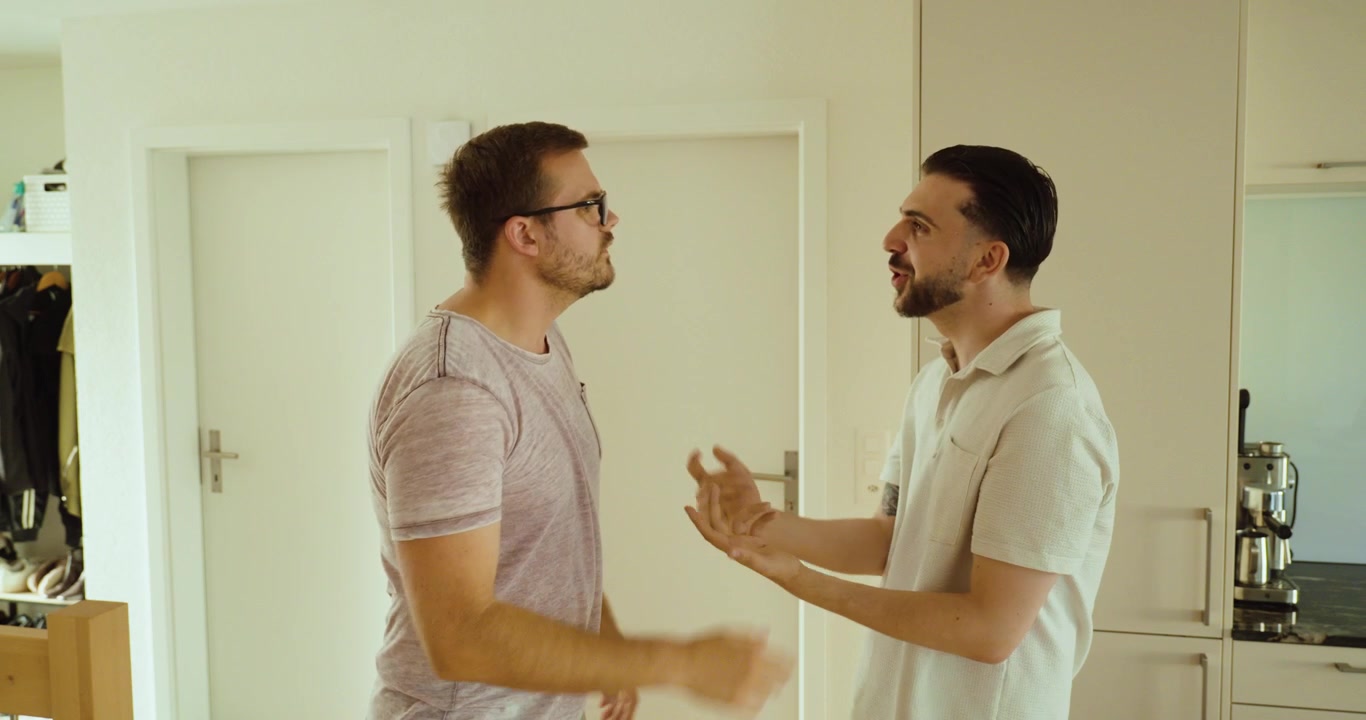 Due uomini si spingono a vicenda durante un confronto acceso, trasformando una discussione verbale in un conflitto fisico. Concetto di aggressione, conflitto interpersonale e violenza