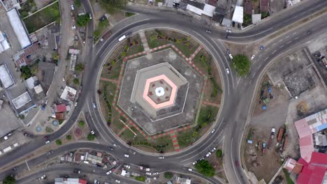 carretera redonda en el centro de la ciudad