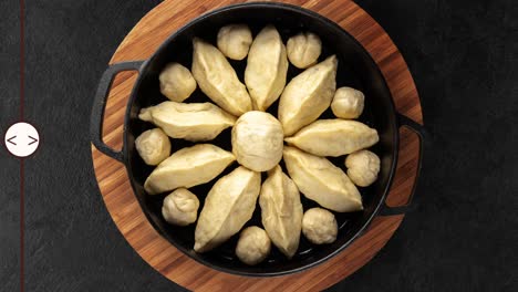 animación deslizante de bucle sin costuras con un pan de albóndigas de manzana casero crudo y fresco horneado vista superior. sartén negra en la tabla de corte de madera