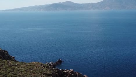 Mykonos-En-El-Dron-Aéreo-De-La-Cara-Del-Acantilado