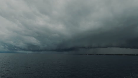 stürmische kinematografische szene dunkler wolken vom boot aus auf den philippinen, asien