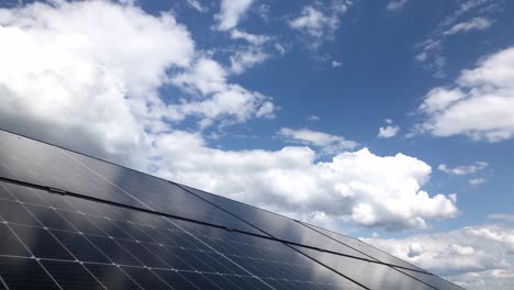 Statisch-Etablierter-Zeitraffer-Des-Installierten-Solarpanels-Mit-Wolken,-Die-In-Den-Klaren-Blauen-Himmel-Ziehen