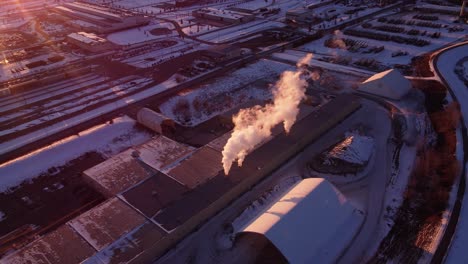 Preciosa-Puesta-De-Sol-Con-Rayos-Que-Iluminan-El-Vapor-De-La-Central-Eléctrica.