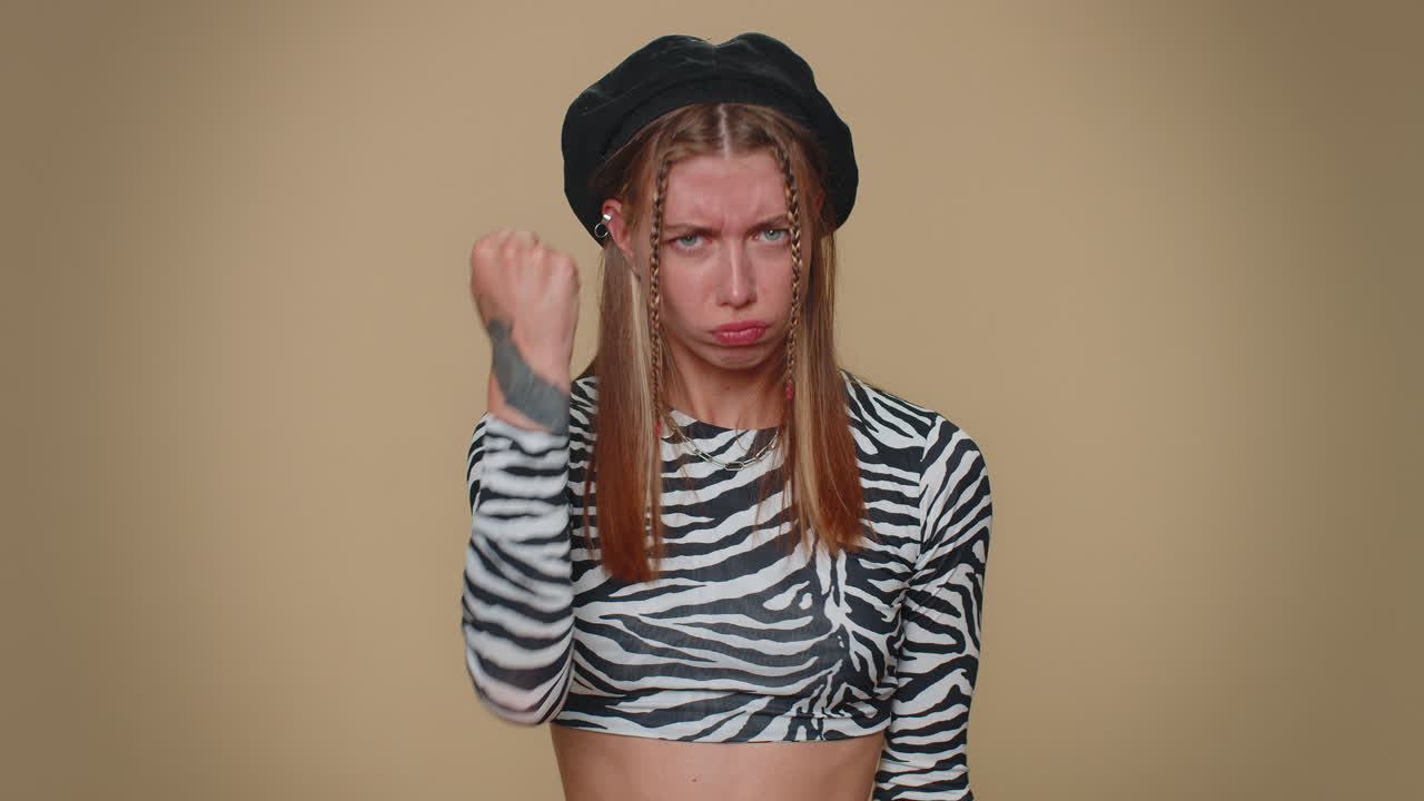 공격적인 화난 여성이 카메라 앞에서 싸우려고, 주먹을 흔들고, 표정으로 권투하고, 처벌하고