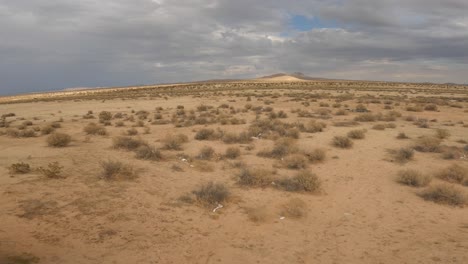 Vuelo-Aéreo-Rápido-A-Baja-Altitud-Sobre-El-Páramo-árido-Del-Desierto-De-Mojave