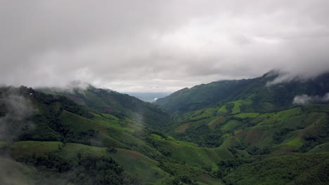 Concepto-Logístico-Vista-Aérea-De-La-Carretera-Rural-Que-Pasa-Por-La-Serena-Y-Exuberante-Vegetación-Y-El-Follaje-Del-Bosque-Tropical-Lluvioso-Paisaje-Montañoso