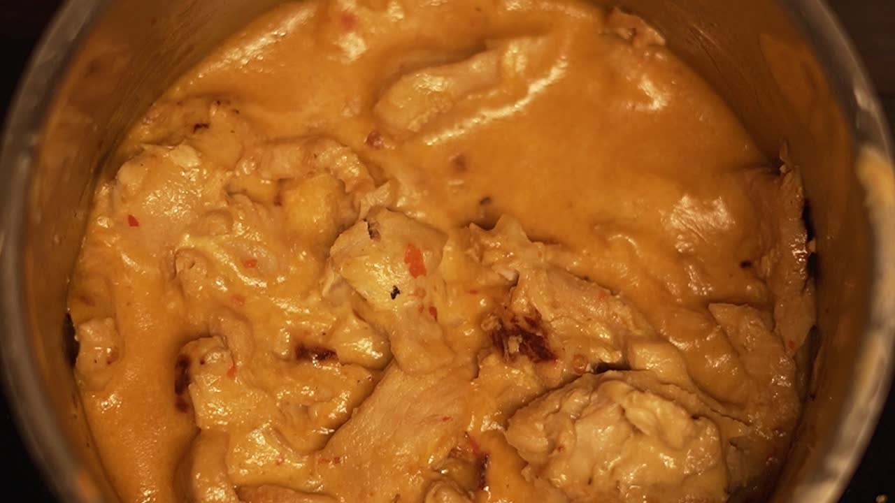 delicioso curry de pollo picante con limón en una olla