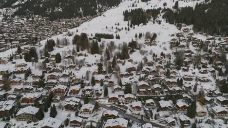 Volando-Sobre-El-Pueblo-Nevado-De-Verbier,-Suiza