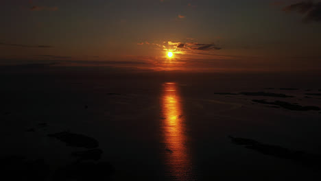 Toma-Aérea-De-Seguimiento-Del-Sol-De-Medianoche-Sobre-El-Mar-Atlántico,-Verano-En-Noruega.