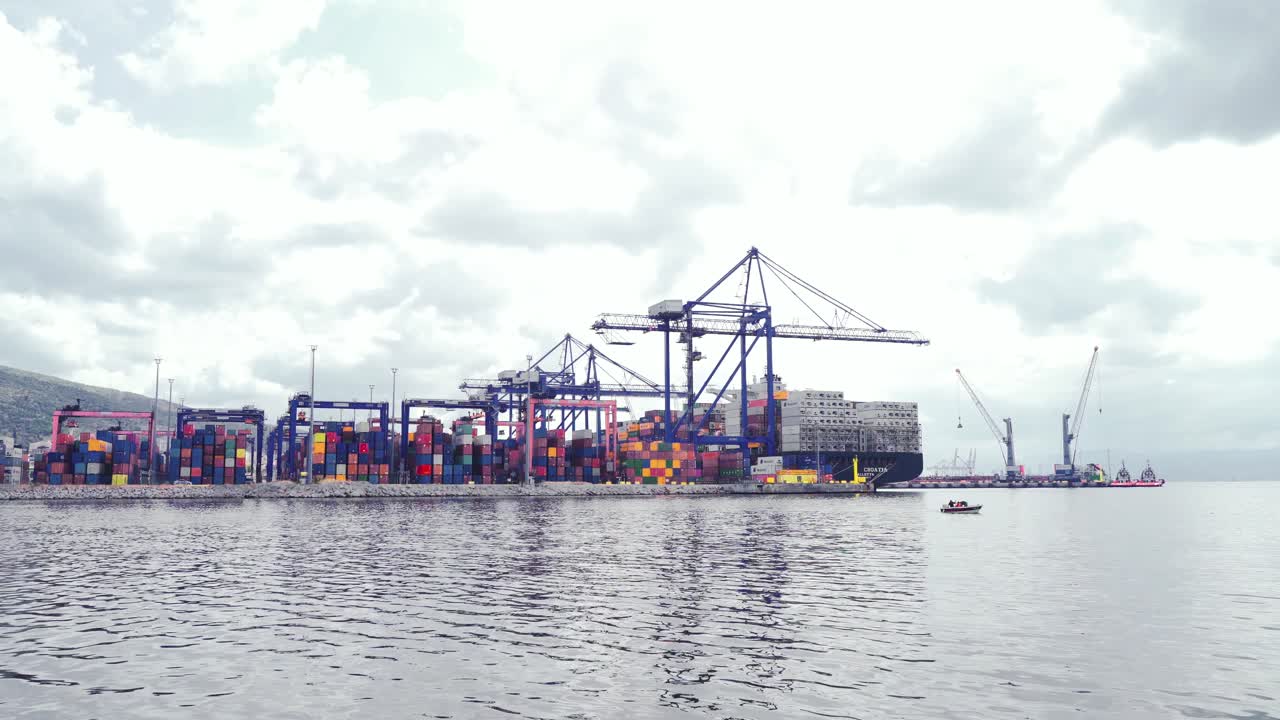 puerto marítimo comercial y contenedores de carga.