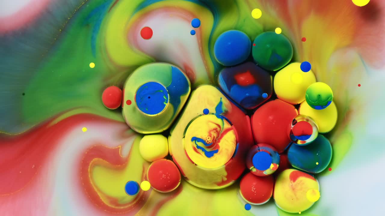 movimiento de burbujas de color de pintura acrílica abstracta sobre un fondo amarillo.