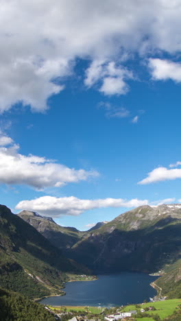 Geiranger-Fjord-In-Norwegen-In-Der-Vertikalen