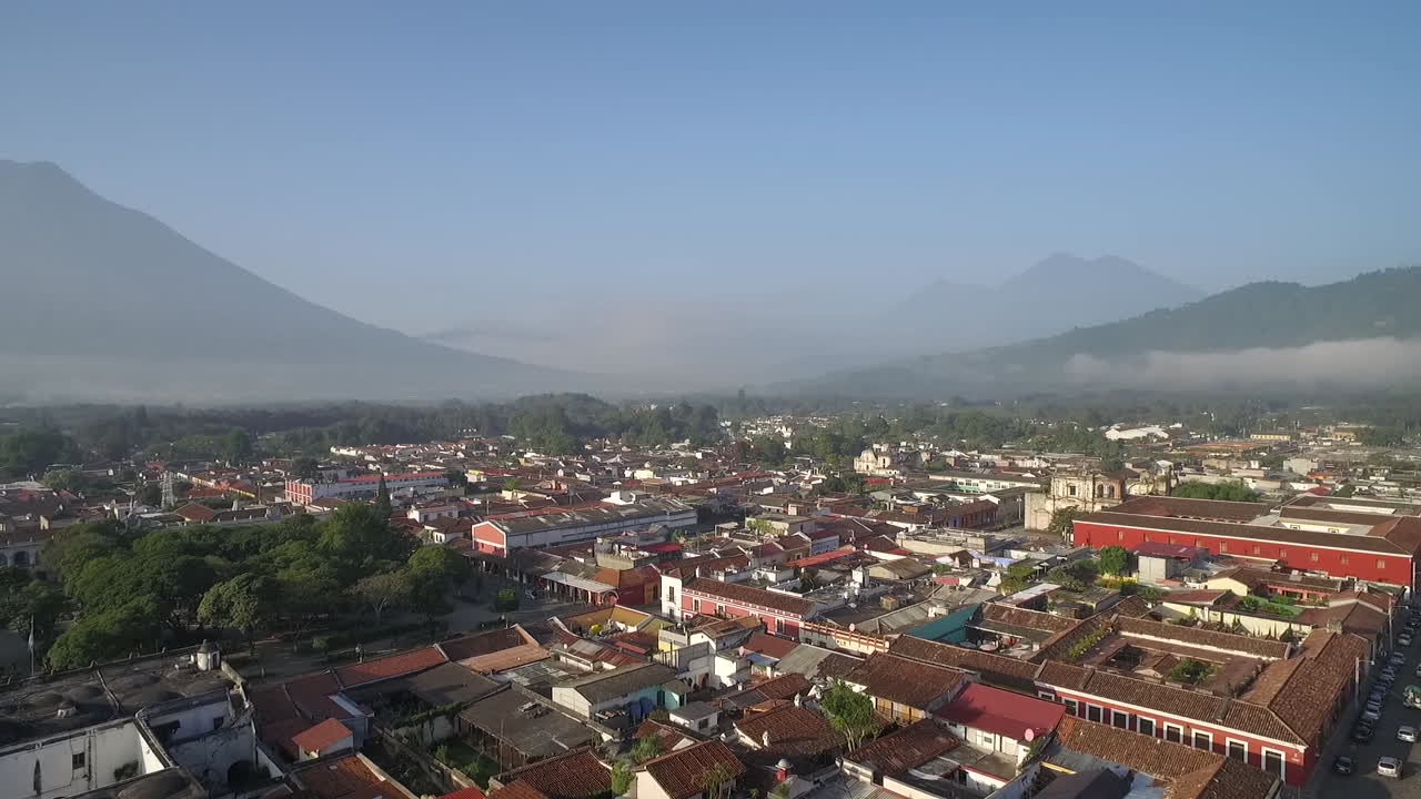 Smukt luftfoto over den koloniale centralamerikanske by Antigua Guatemala 4