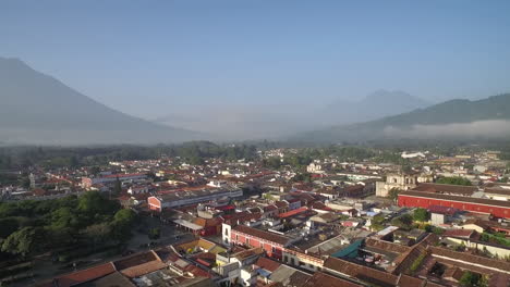 Schöne-Luftaufnahme-über-Der-Kolonialen-Mittelamerikanischen-Stadt-Antigua-Guatemala-4