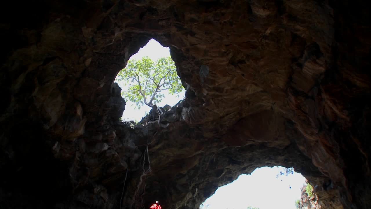 케냐의 깊은 동굴에 서 있는 마사이 전사