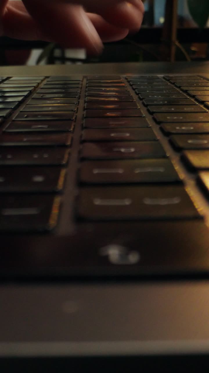 las manos escribiendo en un teclado de portátil