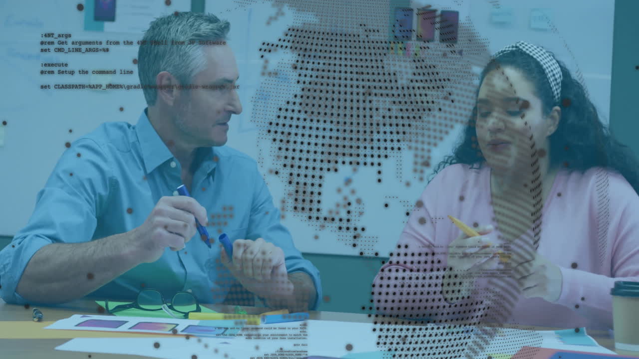 animación de procesamiento de datos y globo sobre diversos colegas hablando en la oficina