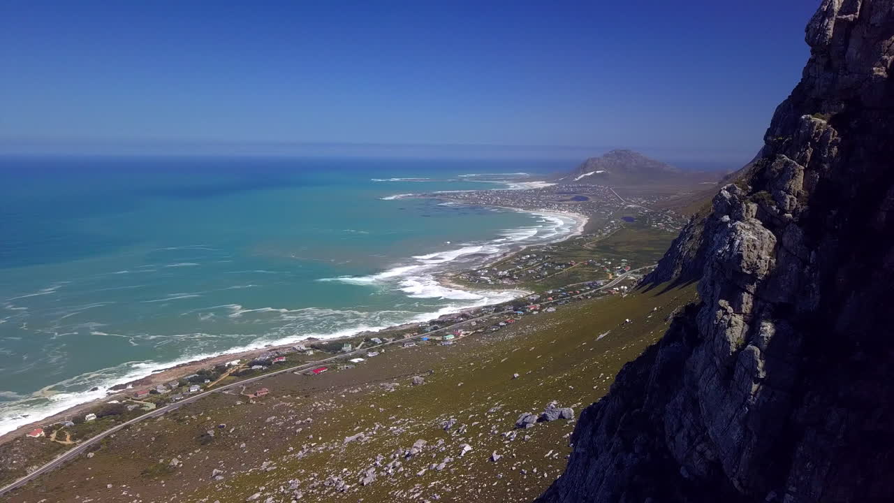 바다가 해안과 만날 때 얼마나 아름답습니까?