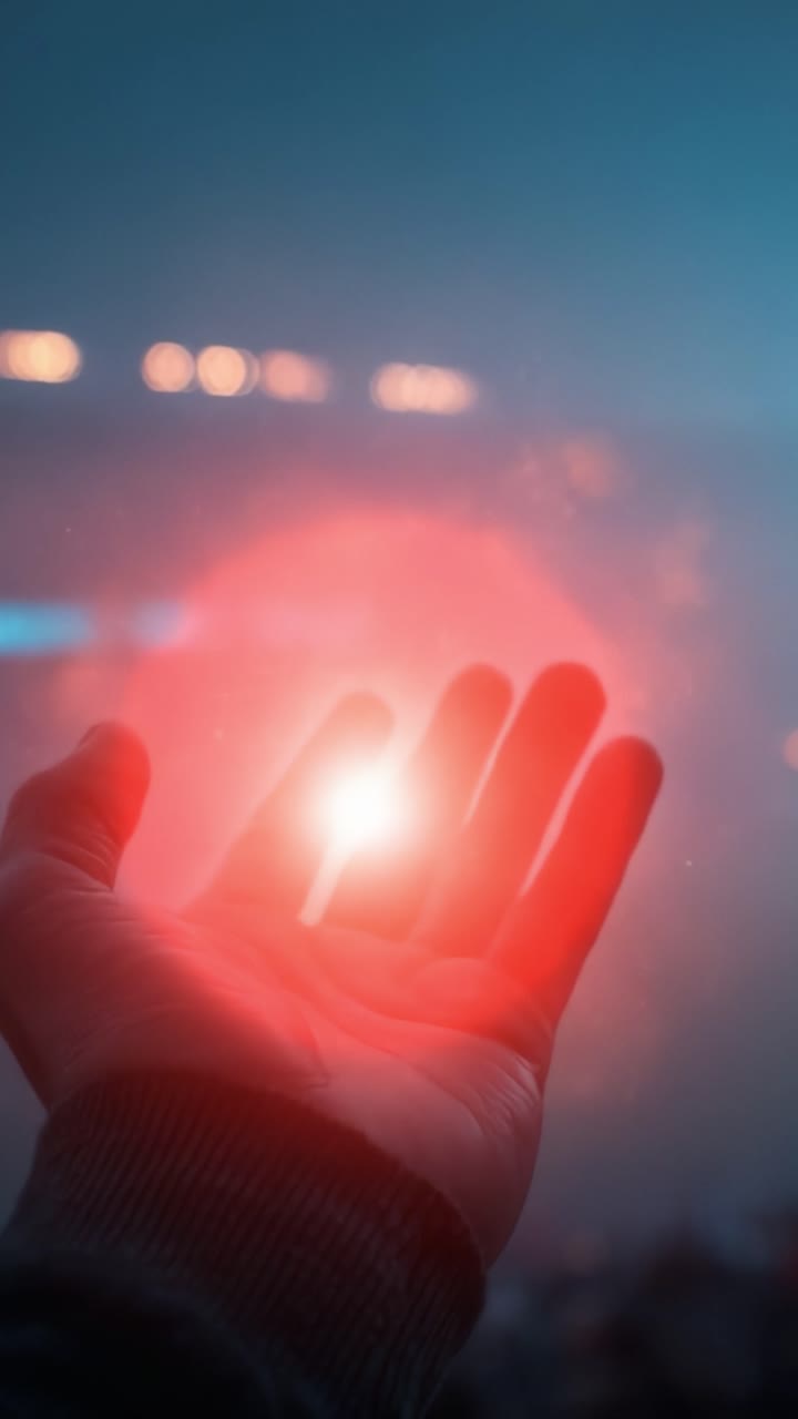 Uno scorcio di intrigo: una mano illuminata da luce eterea, che rappresenta potere e mistero in una scena accattivante
