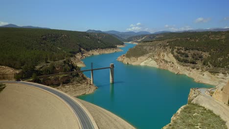 Vista-De-Drone-De-La-Presa-Con-Depósito-De-Cierre-De-Carretera