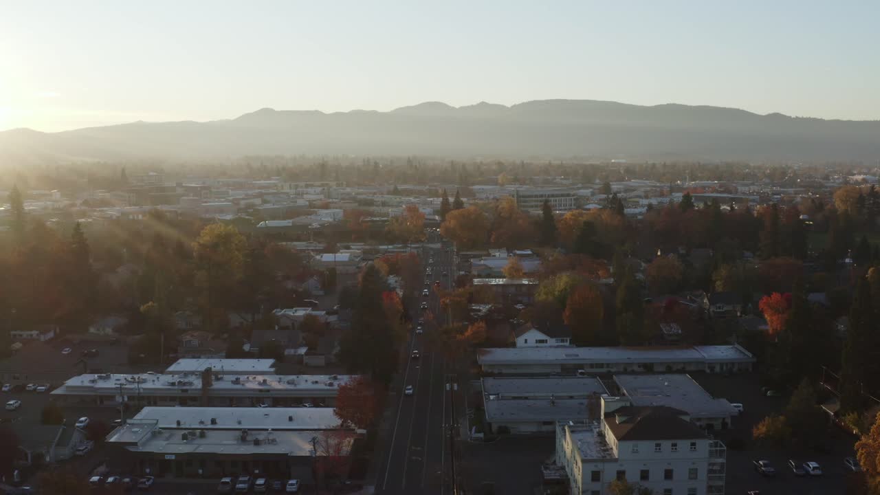 el sol se desploma sobre el condado de jackson y la concurrida east main street, medford.