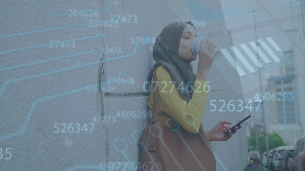animación de procesamiento de datos ovr mujer biracial en hijab usando teléfono inteligente bebiendo café en la calle
