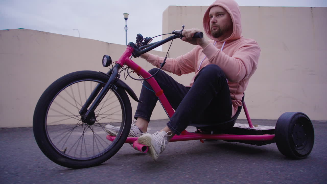 삼자전거에서 흥미진진한 동적 드리프트 타기