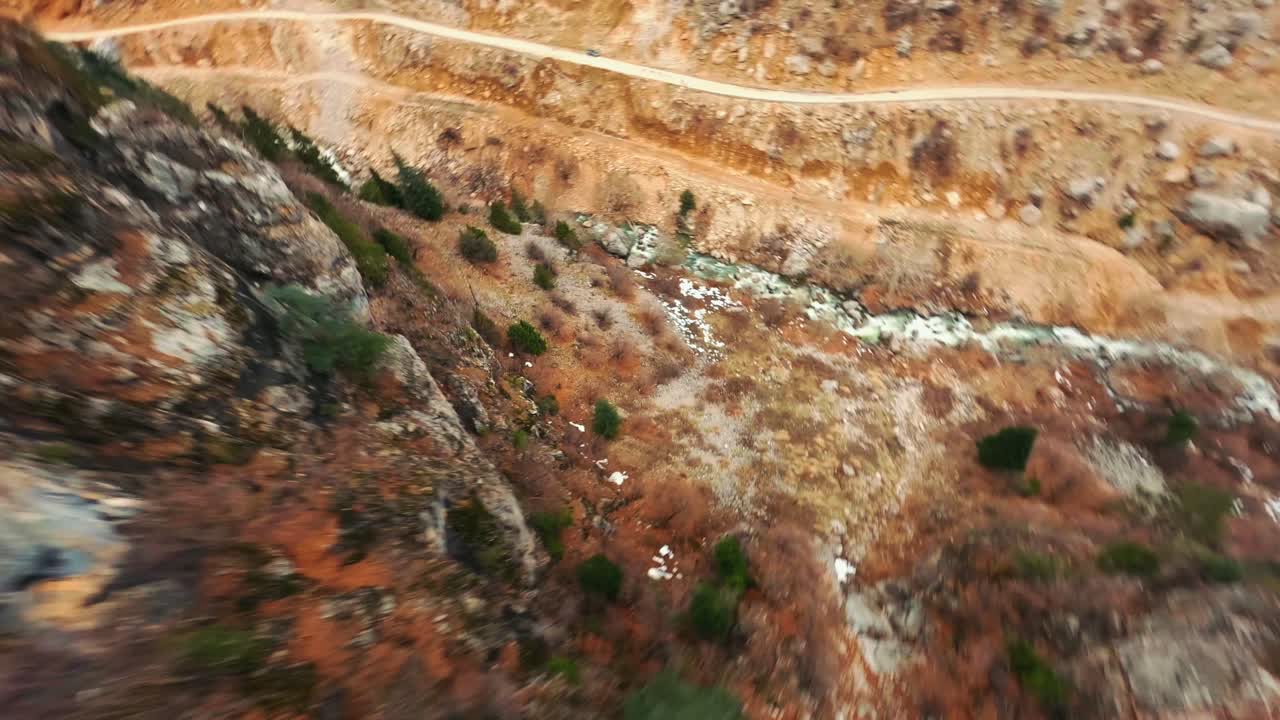 la vista del dron fpv de las montañas