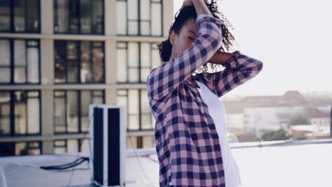 Fashionable-young-woman-on-urban-rooftop