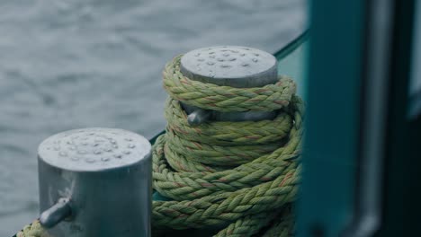 Filmaufnahme-Von-Roap-Und-Wasser-Beim-Segeln-Auf-Einem-Schiff-An-Einem-Grauen-Und-Bewölkten-Tag