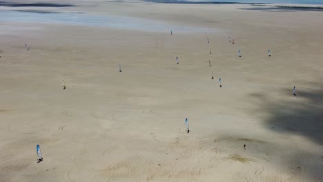 Toma-Aérea-De-Blokarts-En-La-Playa-De-Sonderstrand-En-La-Isla-De-Romo,-Dinamarca