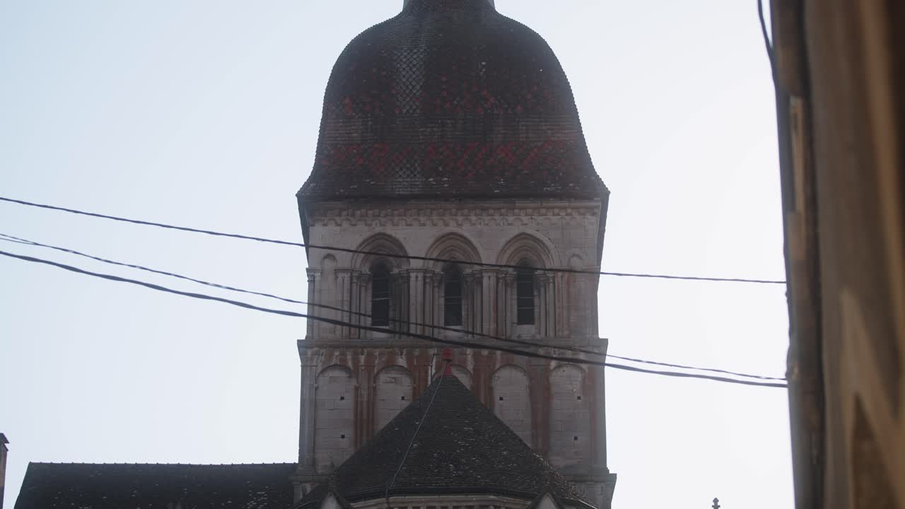 histórica torre de la catedral en beaune francia