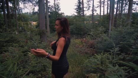 velocidad de fotogramas alta en cámara lenta siguiendo a una hermosa y atractiva mujer asiática bailando a través de un hermoso bosque natural