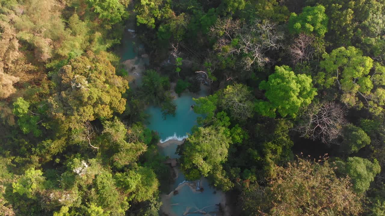 Cascata blu all'alba a Kuang Si, Luang Prabang, Laos