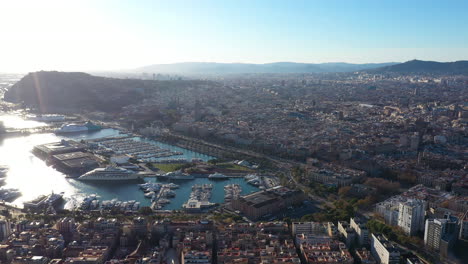 Megayacht-Im-Hafen-Von-Barcelona,-Sonniger-Tag-Aus-Der-Luft,-Spanien,-Viertel-Barceloneta