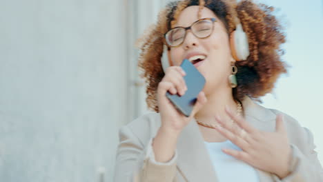 Business-woman,-headphones-and-city-with-singing