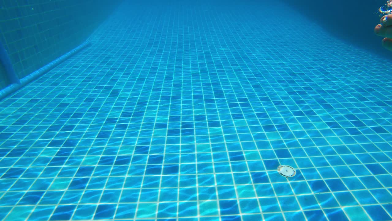 POV-Zeitlupenaufnahme eines Mannes, der in einen Pool springt