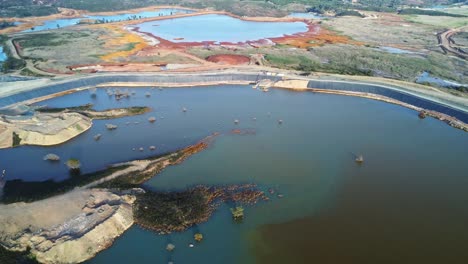 texturas coloridas en el terreno arenoso en el sitio de la mina en huelva