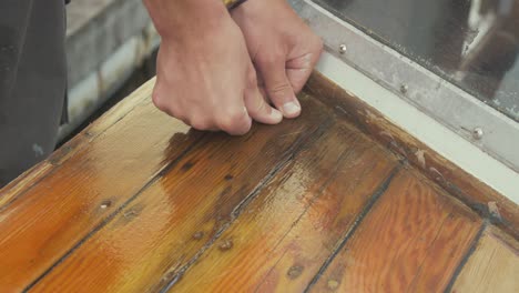 Mann,-Der-Weiche-Holzplanken-überprüft,-Die-Von-Holzfäule-Betroffen-Sind