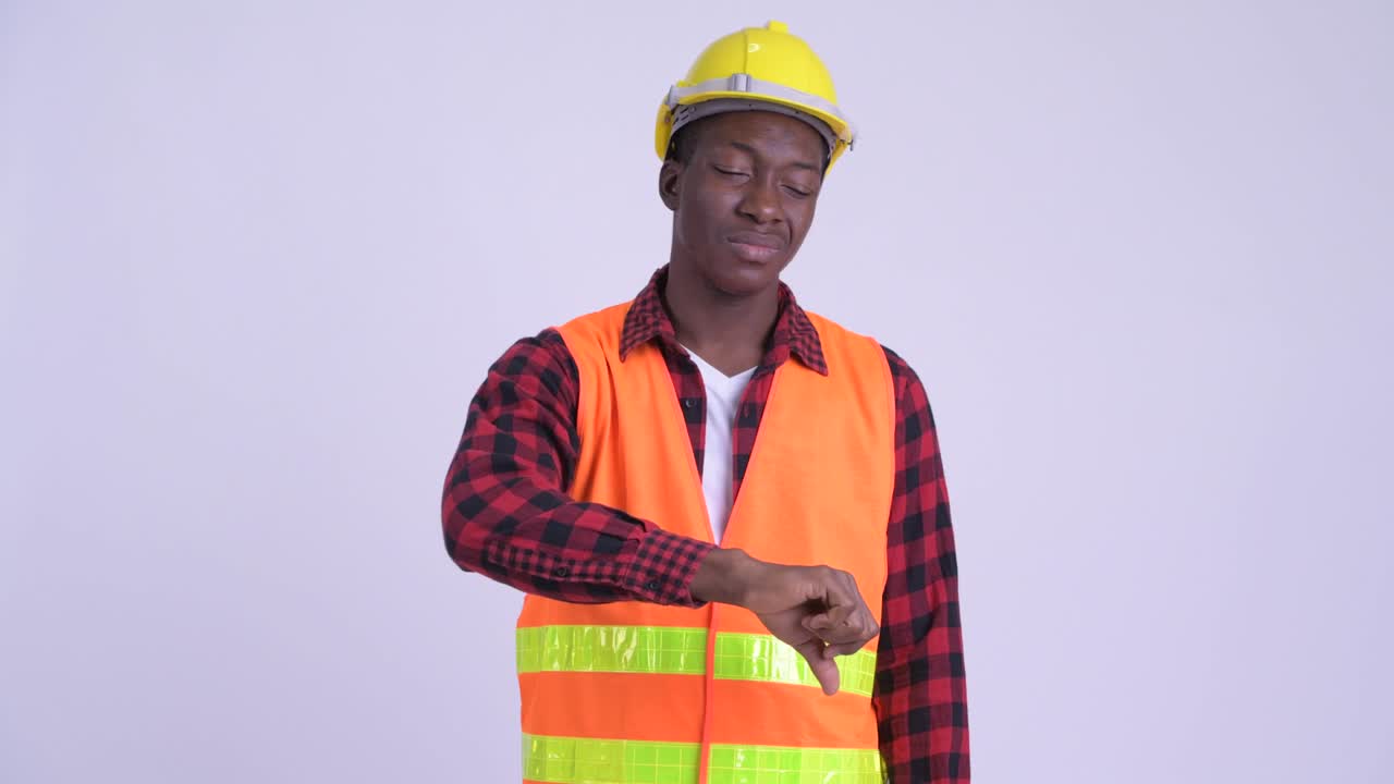 joven y guapo hombre africano trabajador de la construcción