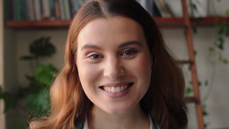 retrato de una hermosa mujer caucásica sonriendo y feliz con una piel natural