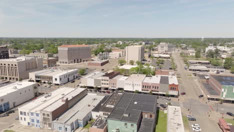 Texarkana,-Centro-De-Arkansas-Con-Video-De-Drones-Subiendo-Desde-El-Nivel-Del-Suelo