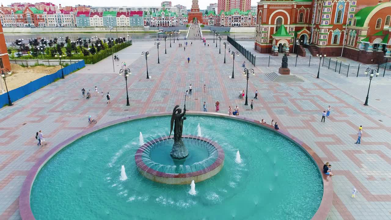 fuente en la plaza de la ciudad en un día soleado de verano.