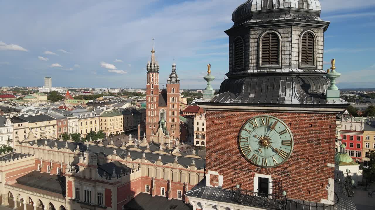вид с воздуха на башню с часами на главной площади кракова и ул.