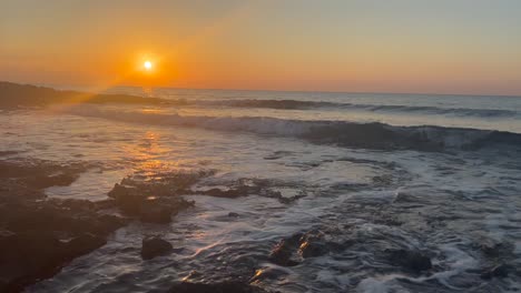 Sonniger-Abend-Am-Wunderschönen-Strand,-Paphos,-Zypern