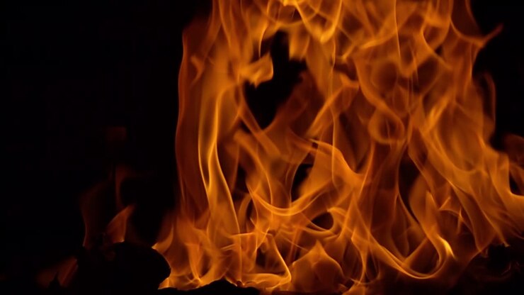 Feuerflammen auf schwarzem Hintergrund in Zeitlupe