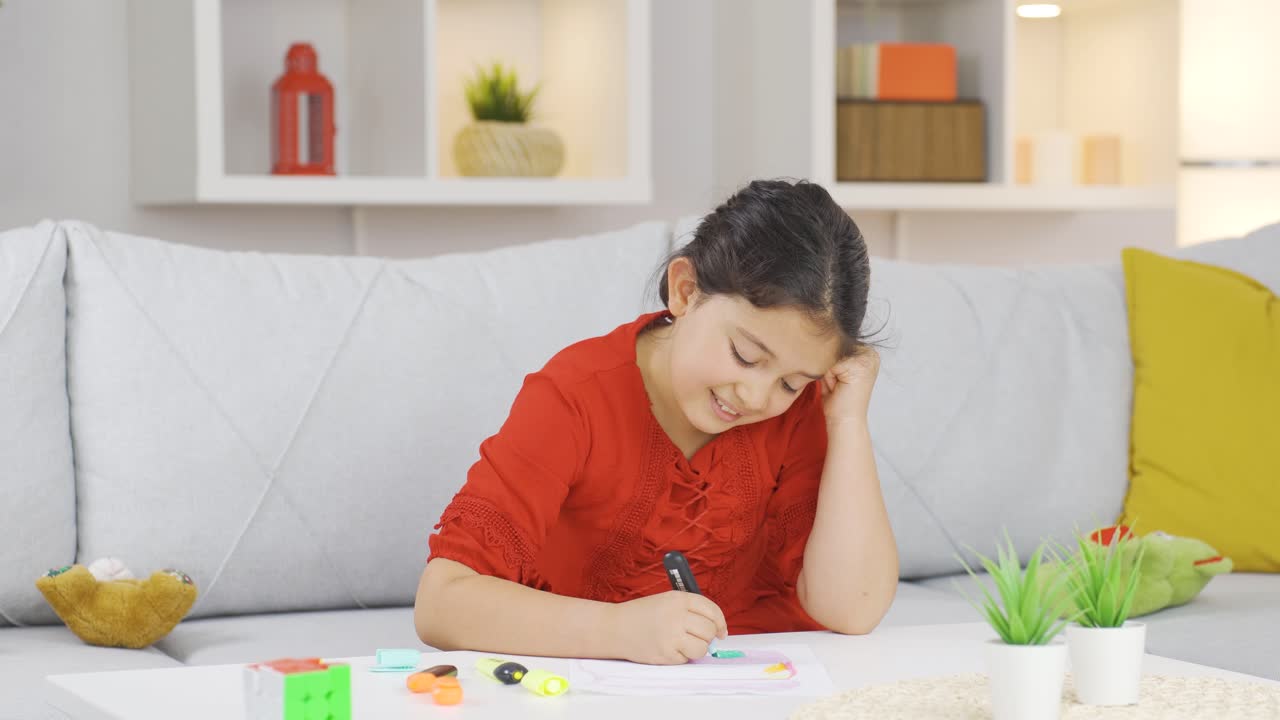 La bambina sogna il disegno che ha fatto a casa.